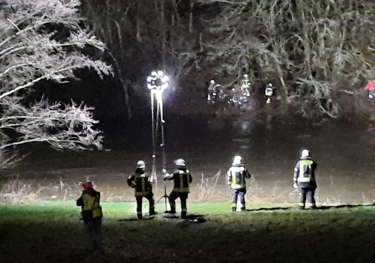 Nchtlicher Rettungseinsatz an der Nister (Fotos: Feuerwehr Wissen)