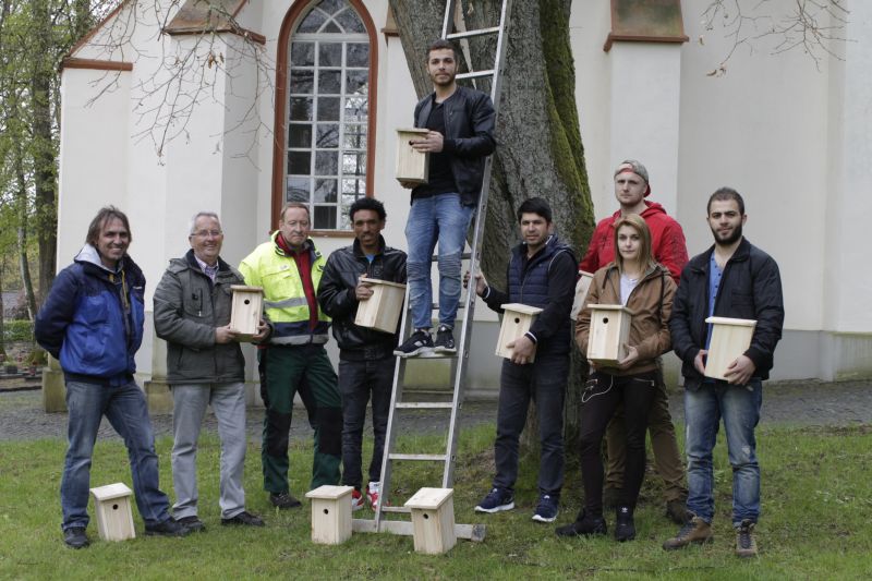 Auf dem Hauptfriedhof nahm Gerd Frink (2.v.l.) die Nistksten vom Juwel-Team unter der Leitung von Uwe Chlebowski (l.) entgegen. Christoph Kunoth (3.v.l.) vom stdtischen Bauhof wird sie in Krze montieren. Foto: privat