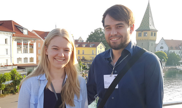 Die Siegener Physikstudierenden Timo Simnacher und Lisa Weinbrenner in Lindau. (Foto: Patrick Kunkel/Lindau Nobel Laureate Meetings)