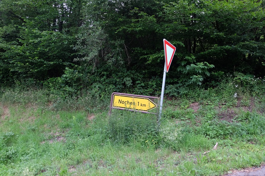 So verwunschen wie das Hinweisschild im Brhltal die Richtung nach Nochen anzeigt, liegt die kleine Ortschaft eingebettet mitten in der Natur. (Foto: KathaBe)