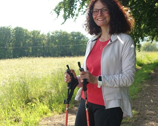 Antje Hammer leitet den Nordic-Walking-Kurs der Kreisvolkshochschule ab 29. September. (Foto: KVHS)