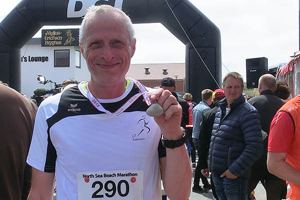 Jrg Dittrich (Lauftreff Puderbach) im Ziel mit der hart verdienten Medaille beim Kampf gegen den Wind. Foto: Lauftreff Puderbach