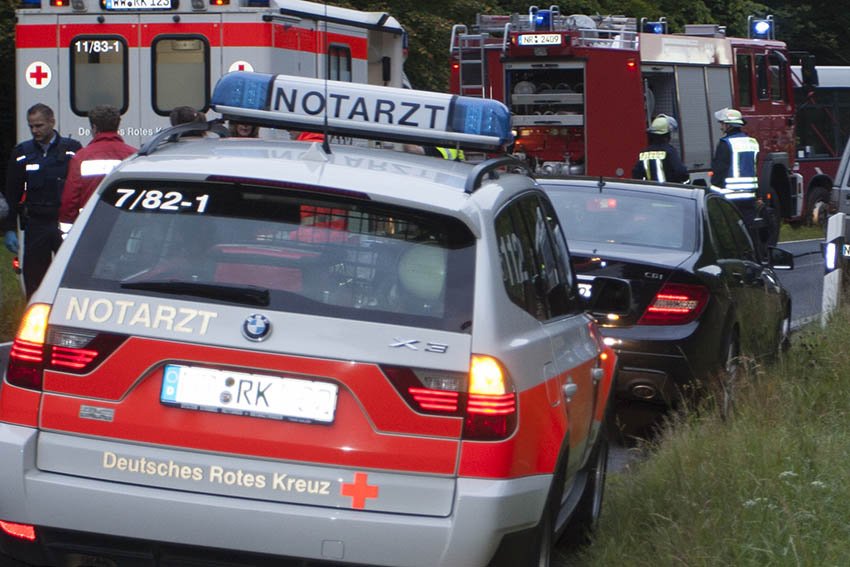 Rettungskräfte, Feuerwehr und Polizei waren mit rund 120 Kräften vor Ort nach der Fettexplosion in Freudenberg. (Symbolbild: AK-Kurier)