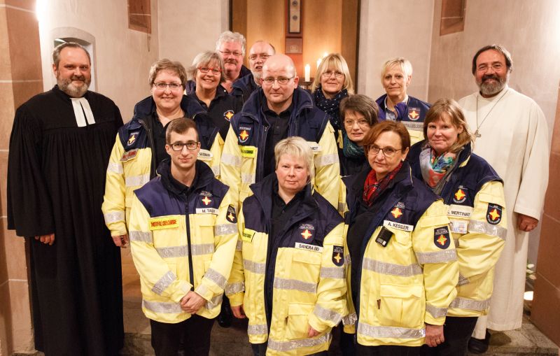 Notfallseelsorger tanken im Jahresgottesdienst Kraft