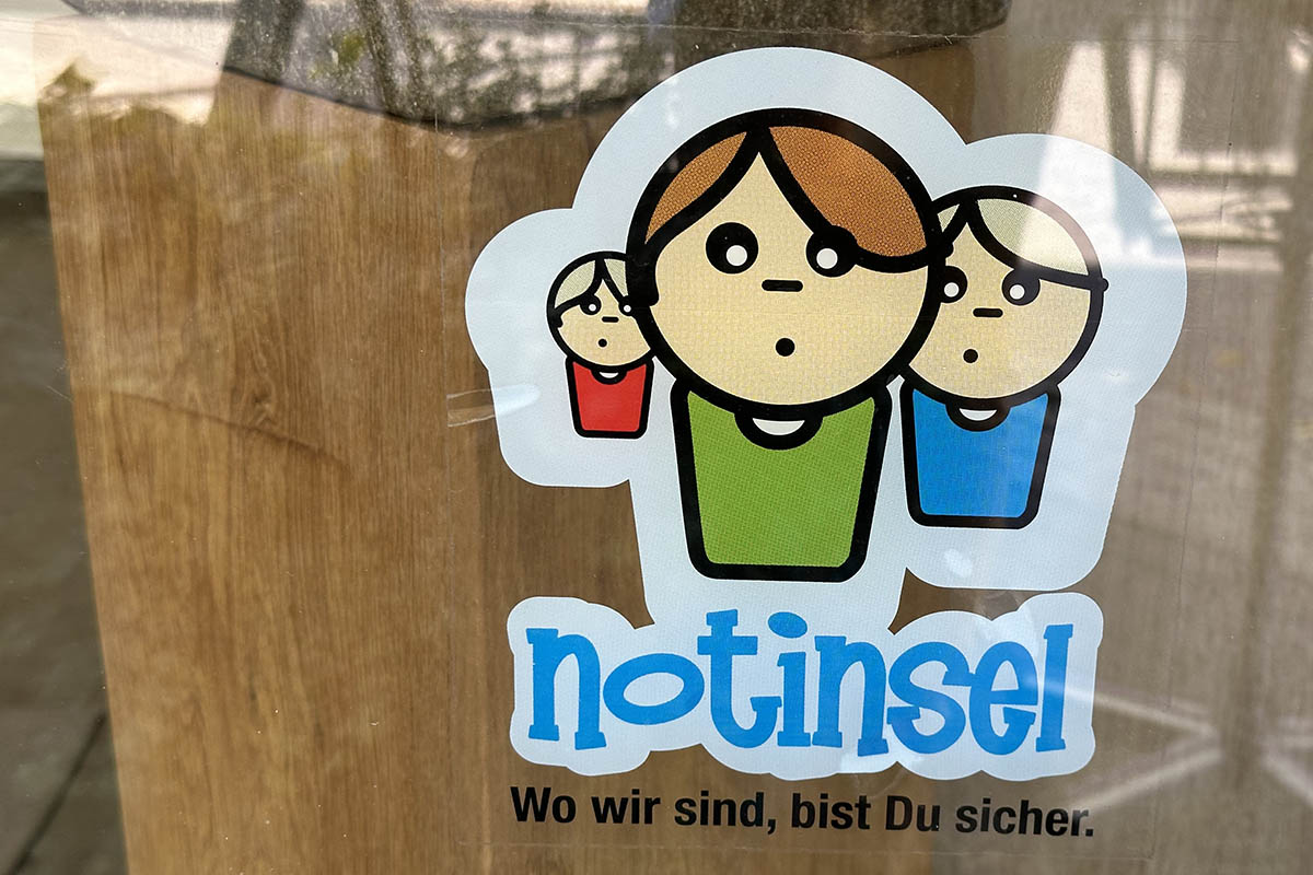 Auch in Neuwied kennzeichnen Notinsel-Aufkleber erste Anlaufstellen fr Kinder  hier an der Tourist-Information Neuwied. Foto: Melanie Lange