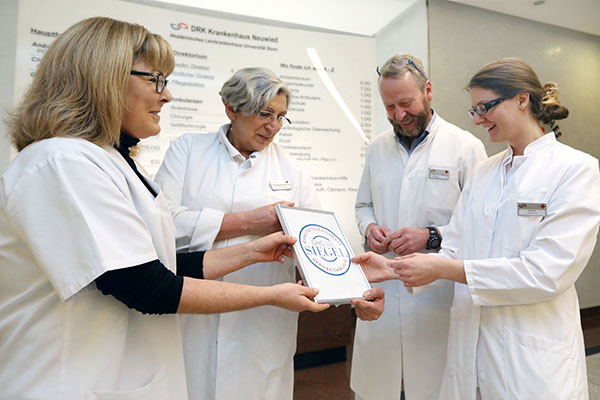 Qualittsgesicherte Hernienchirurgie am DRK. Rita Pinhammer (Ambulanzleitung), Oberrztin Dr. Nikolina Russef-Eich, Chefarzt Professor Standop und die Medizinstudentin cand. med. Larissa Ehl (v.l.n.r.) Foto: J. Niebergall