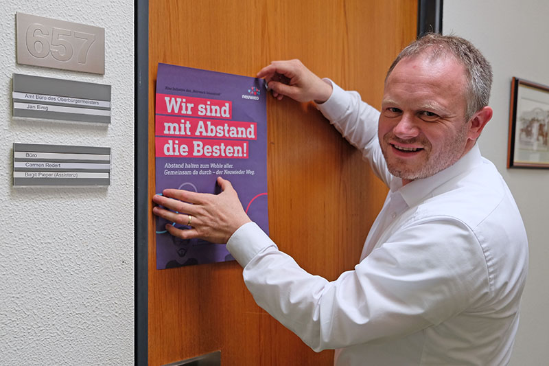 Neuwieds OB Jan Einig begrt die Kampagne und lie es sich nicht nehmen, ein Plakat an die Tr zu seinem Bro zu kleben. Foto: Stadt Neuwied