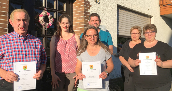 Der neue Eulenberger Ortsgemeinderat mit dem alten und neuen Ortsbrgermeister Helmut Weienfels (links) sowie der Ersten  Beigeordnete Bianca Jagusch (rechts ) und der Beigeordneten Petra Gutgesell (Mitte). (Foto: Ortsgemeinde Eulenberg)