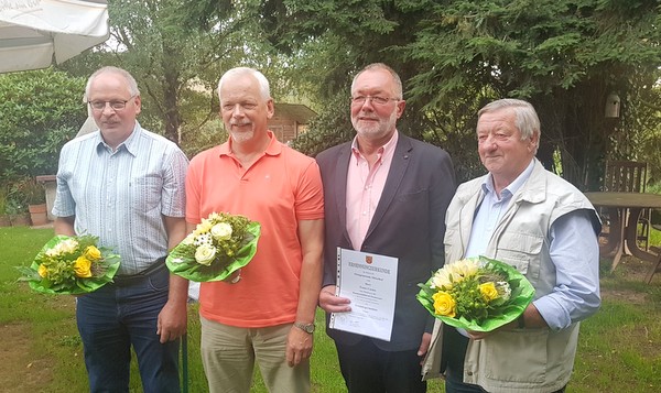 Nach der Konstituierung des Mittelhofer Gemeinderates: (von links) Beigeordneter Johannes Reifenrath, Erster Beigeordneter Bernhard Klein, Ortsbrgermeister Franz Cordes und der bisherige Erste Beigeordnete Eugen Rdder. (Foto: Verwaltung)