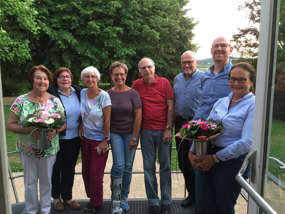 Der Vorstand des OGV Rheinbreitbach (v.r.): Kartini Klein, Daniel Harprath, Norbert Buchbender, Josef Weich, Uschi Treffert, Maren Hemens-Schmitz, Gisela Fhr und Elisabeth Berg, die nach langjhriger Ttigkeit aus dem Vorstand verabschiedet wurde. (Foto: privat)