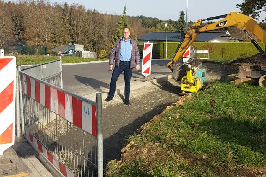 Ortsbrgermeister Martin Buchholz informiert sich im Rahmen einer Ortsbegehung ber den Fortgang der Arbeiten. Foto: Privat.