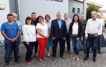 Mit der konstituierenden Sitzung nach jetzt der neue Gllesheimer Ortsgemeinderat seine Arbeit auf. Nach der Sitzung stellten sich die Mitgliederzum Erinnerungsfoto auf. Es fehlt Werner Meffert. (Foto: OG Gllesheim)