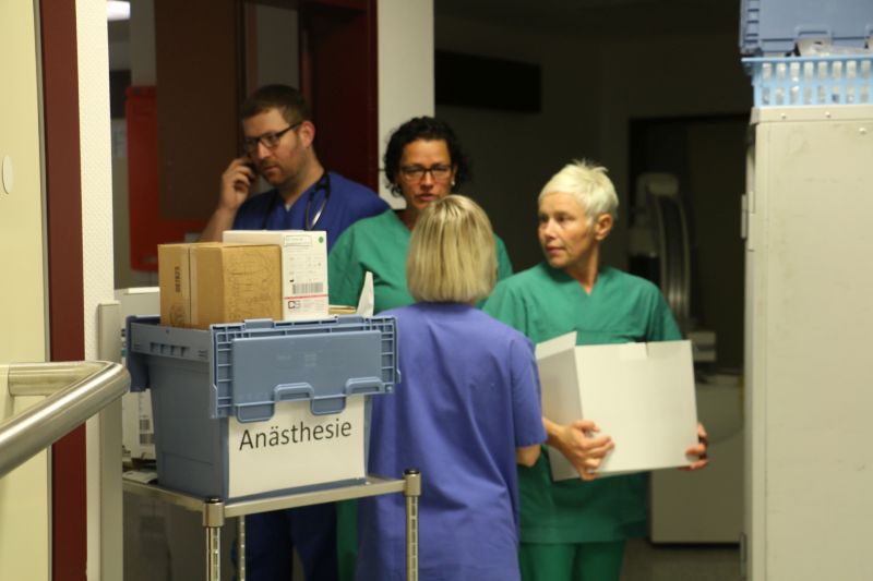 Mit vereinten Krften stemmte das OP-Team des Herz-Jesu-Krankenhauses Dernbach den Umzug in die neuen OP-Rumlichkeiten in krzester Zeit. Foto: Dernbacher Gruppe Katharina Kasper