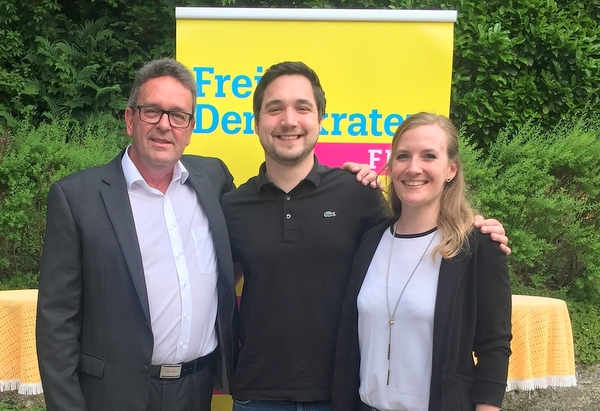 Das neue Team an der Spitze: (von links) FDP-Kreisvorsitzender Christof Lautwein gratuliert dem neuen Vorsitzenden Steffen Schlechtriemen und dessen Stellvertreterin Stephanie Beinering. (Foto: FDP)