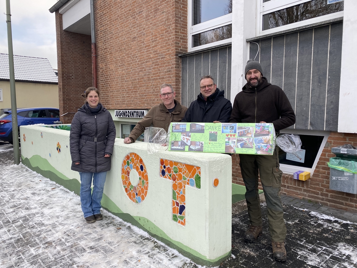 Mit dem Spendengeld von 1.500 Euro von Hoffmann Holz wurde in einem Gemeinschaftsprojekt der Eingangsbereich neu gestaltet. Von links: Jennifer Czambor, Stefan Bnninghaus, Berno Neuhoff und Michael Hoffmann. (Foto: KathaBe) 