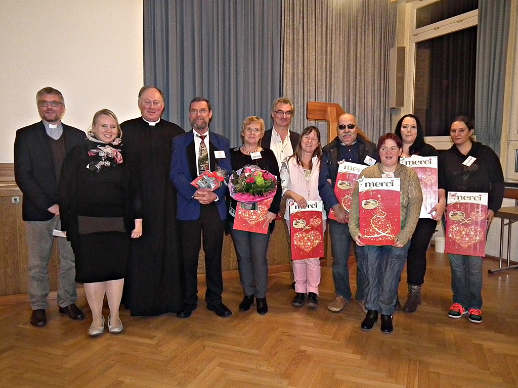 Martin Pabel (4. v.l.) wurde in einem Festakt verabschiedet. Auch die ehrenamtlichen Mitarbeiter der OT wurden gewrdigt. Fotos: Regina Steinhauer 