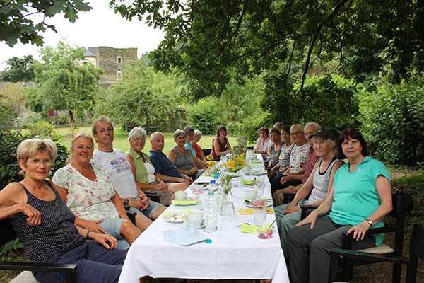 Zu einem Oasentag kamen Ehrenamtliche aus der Sterbe- und Trauerbegleitung zusammen, um selbst einmal Kraft zu tanken. Bei einem Picknick im Schatten der Evangelischen Kirche in Altwied lieen sie diesen Tag ausklingen. Foto: Verein