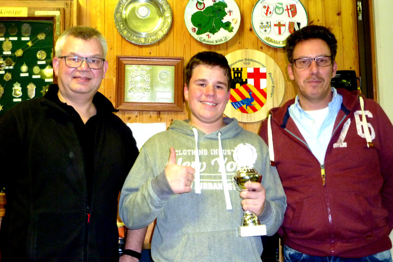 Groe Freude bei Nils Fleischer ber den Gewinn des Sylvester-Wanderpokals und  Gratulation vom Vorsitzenden Dirk Kreuser (links) und dem Sportwart Jrgen Muscheid. Foto: Hans Hartenfels