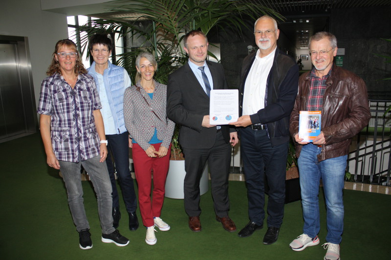 Von links: Claudia Bierbrauer,Elke He-Klare, Nicole Mehlbreuer, Oberbrgermeister Jan Einig, Rolf Lhmar und Walter Sefrin. Foto: Privat
