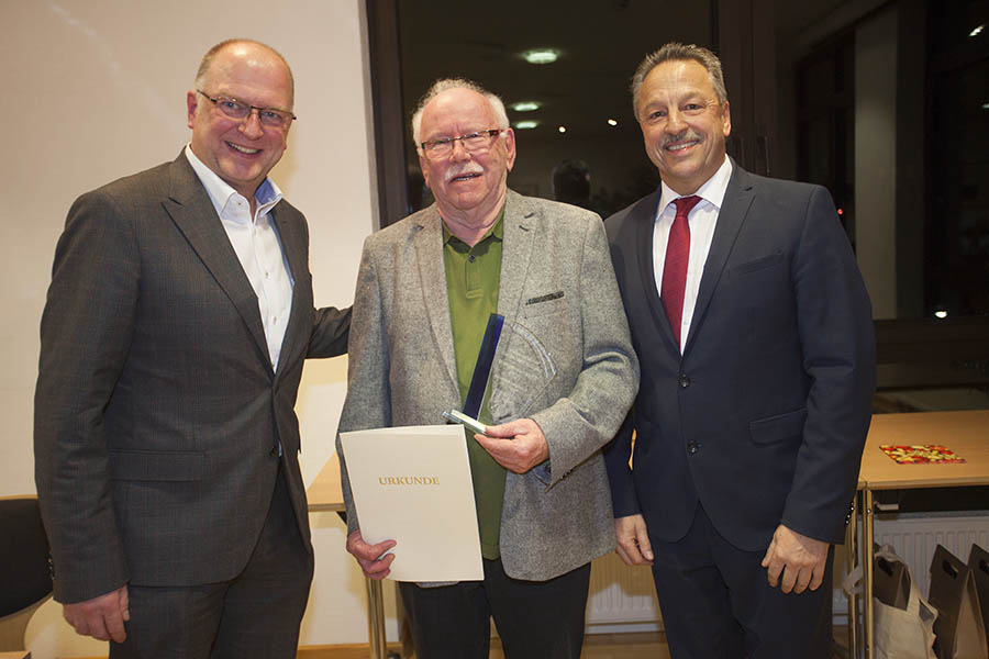 Klaus Mertesacker (Mitte) erhielt den Ehrenamtspreis der Verbandsgemeinde berreicht. Foto: Wolfgang Tischler