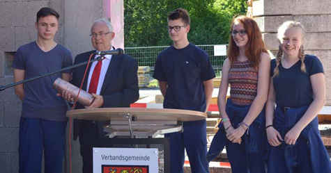 Brgermeister Otmar Fuchs bergab die Kapsel an Anghrige der Jugendfeuerwehr, die anschlieend das Einmauern bernahmen. Fotos: kk