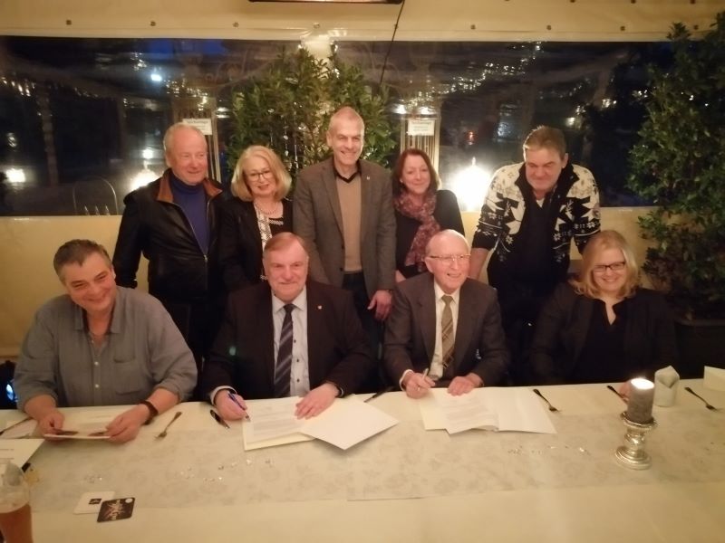 Es ist vollbracht: Die Fusionsvereinbarung, die den Zusammenschluss von Neitersen und Obernau regelt, wurde unterschrieben. (Foto: hak) 