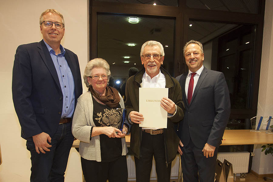 Ilse und Paul Runkel (Mitte) wurden mit dem Ehrenamtspreis ausgezeichnet. Foto: Wolfgang Tischler