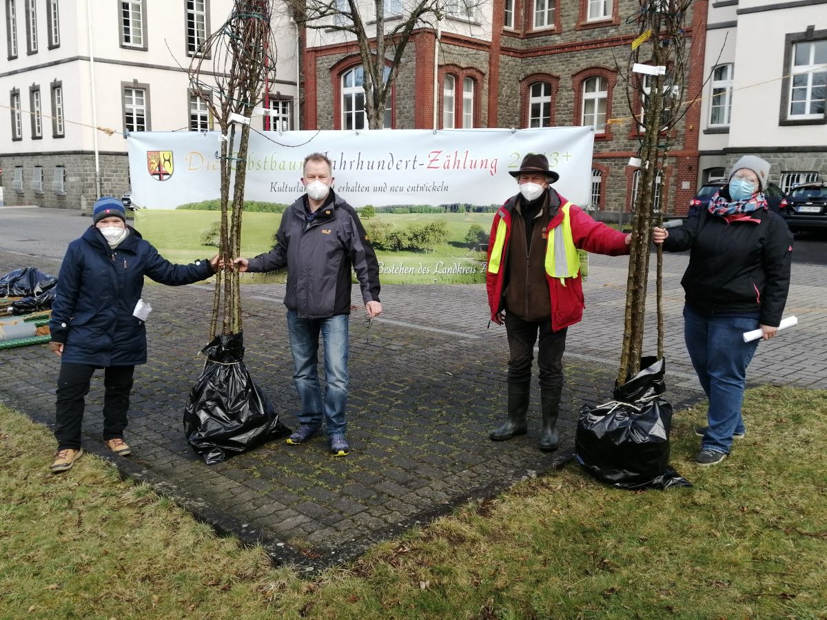Sie hoffen, dass die jungen Obstbume zu stattlichen Exemplaren werden und viele Frchte tragen (von links): Elena Schfer, Gerd Dittmann, Olaf Riesner-Seifert und Nadja Krieg. (Foto: vh)