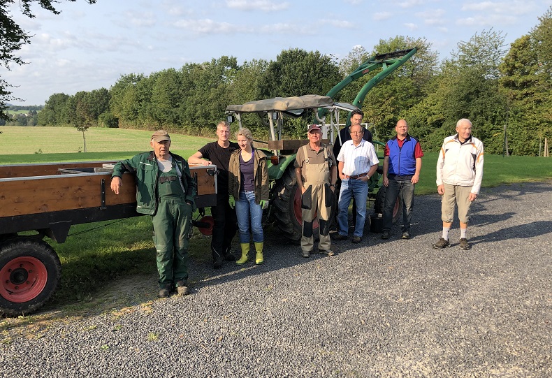 Einige Erntehelfer vor ihrem Einsatz (Fotos: Ortsgemeinde)