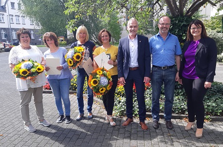 Gratulationen gab es fr langjhrige Mitarbeiter: Monika Wagner, (Personalrat), Stefanie Grtner, Kathrin Bremer, Michaela Schintz, Brgermeister Fred Jngerich, Lothar Walkenbach (stellv. Broleitung), Natalja Neufeld-Gnrich (Fachbereich Soziales und Generationen) (Foto: VG Altenkirchen)