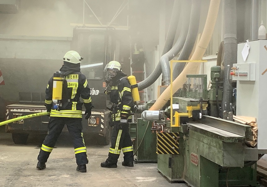 Bei der ffnung des Spnebunkers (Fotos: Feuerwehr VG Betzdorf-Gebhardshain)