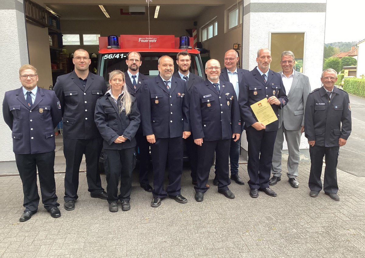 Von rechts: stellv. Wehrleiter Hans-Joachim Klimke, Erster Beigeordneter Andre Stein, Wehrfhrer Torsten Theis, Kameraden FFW Oberelbert. (Foto: Privat)