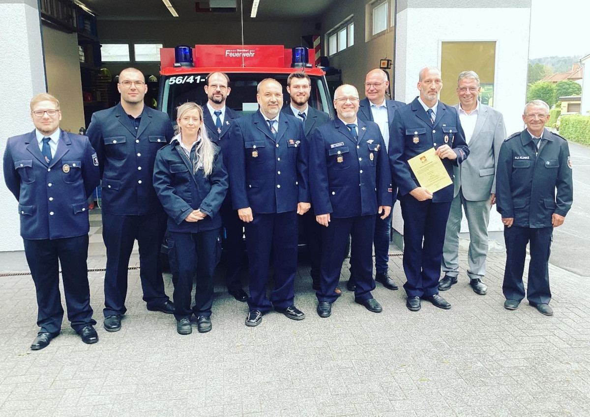 Die Aktiven der Freiwilligen Feuerwehr Oberelbert gemeinsam mit ihrem neugewhlten Wehrfhrer Torsten Theis sowie dem Ersten Beigeordneten Andree Stein und dem Stellvertretenden Wehrleiter Hajo Klimke (Foto: VG Montabaur)