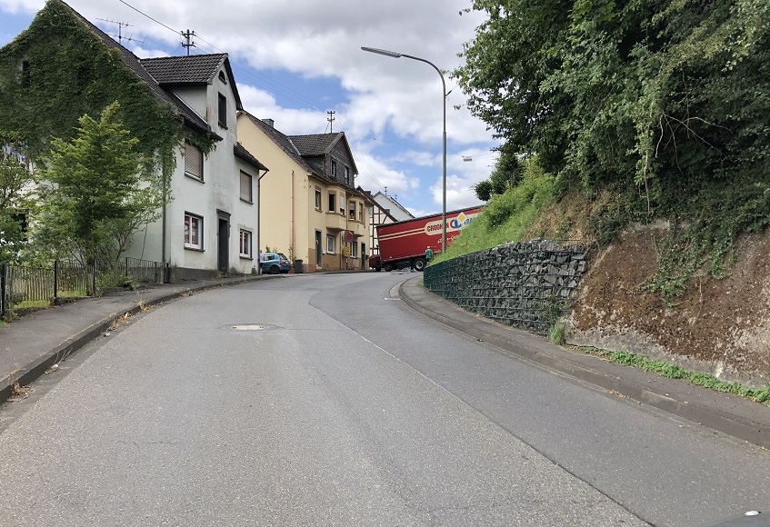 LKW bleibt an Kreuzung in Pracht stecken