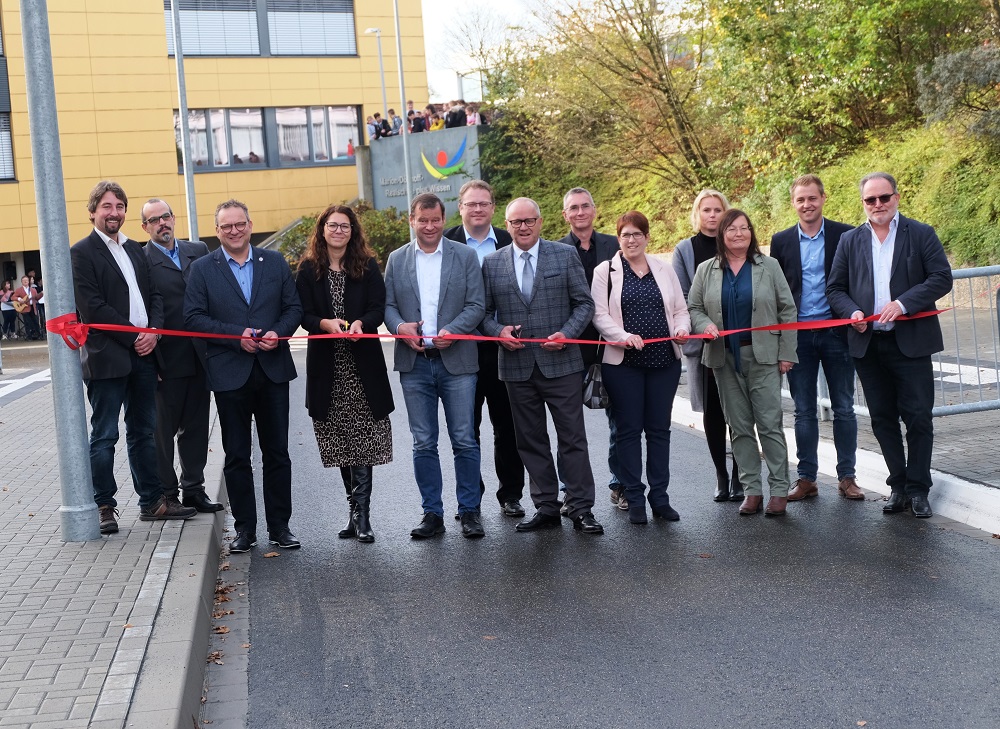Durch das Bandschneiden symbolisch begleitet, wurde die neue PNV-Haltestelle an der Marion-Dnhoff-Realschule plus in Wissen offiziell freigegeben. (Fotos: KathaBe)
