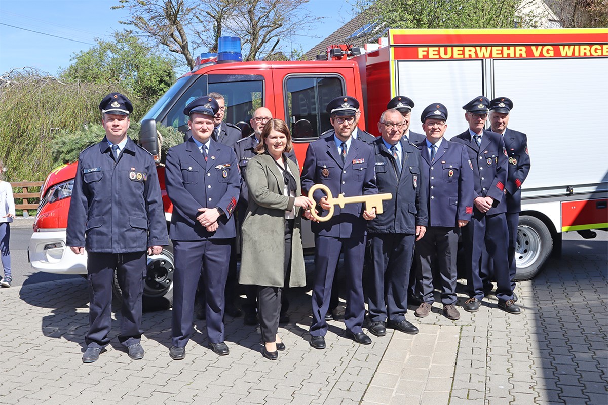 Begrung der Feuerwehrleute und Bambinis der Feuerwehr tzingen sowie aller Gste durch Alexandra Marzi. (Fotos: Annette Brach / VG Wirges)
