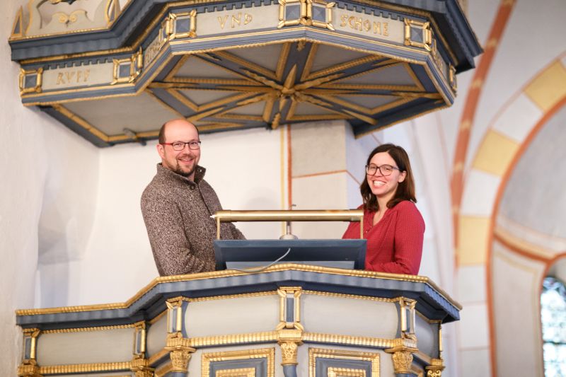 Benjamin Schiwietz und Claudia Elsenbast auf der Kanzel der Altstädter Kirche. Foto: Peter Bongard
