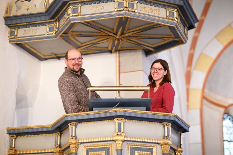 Benjamin Schiwietz und Claudia Elsenbast auf der Kanzel der Altstdter Kirche. Foto: Peter Bongard