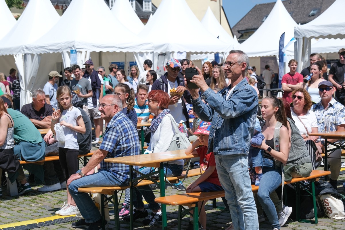 Informationen rund um Studium und Forschung, Unterhaltung und ganz viel zum Ausprobieren und Mitmachen erwartet die Besucher der Offenen Uni auch in diesem Jahr wieder auf dem Schlossplatz. (Fotos: Universit�t Siegen)
