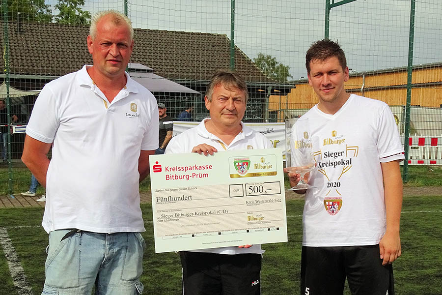 Eine Geldprmie gab es fr den Pokalsieger 1. FC Offhausen-Herkersdorf, die Kreisvorsitzender Klaus Robert Reuter (Mitte) und Staffelleiter Bjrn Birk (links) berreichten. Fotos: Willi Simon