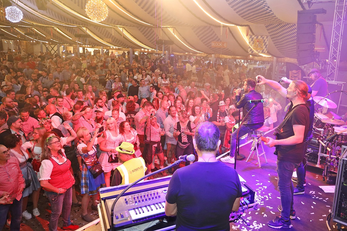 Volles Wiesn-Zelt in Koblenz mit mehr als 2.000 Gsten, die der Einladung der HwK Koblenz auf das Oktoberfest des Handwerks gefolgt waren. Fr gute Stimmung sorgte unter anderem die Klsche Band Die Ruber. (Fotos: Michael Jordan)