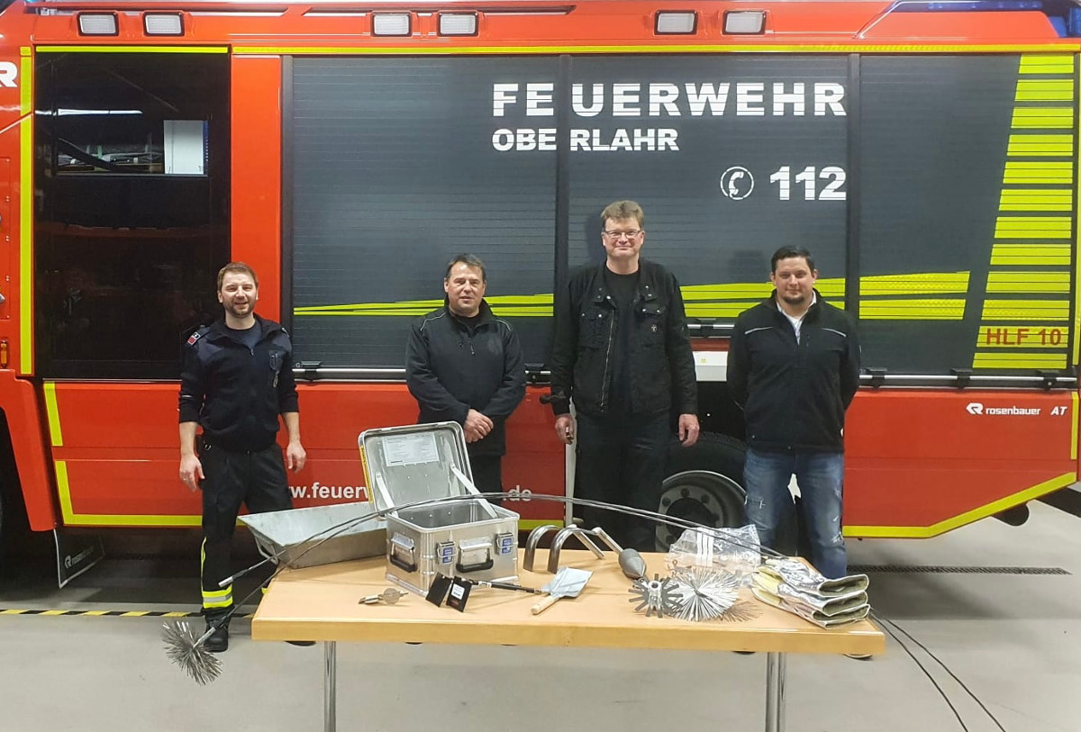 Die Feuerwehr Oberlahr verfügt nun über einen neuen Kaminkehrsatz, gespendet von drei Kaminkehrern aus dem Ausrückebereich. (Foto: Feuerwehr Oberlahr)
