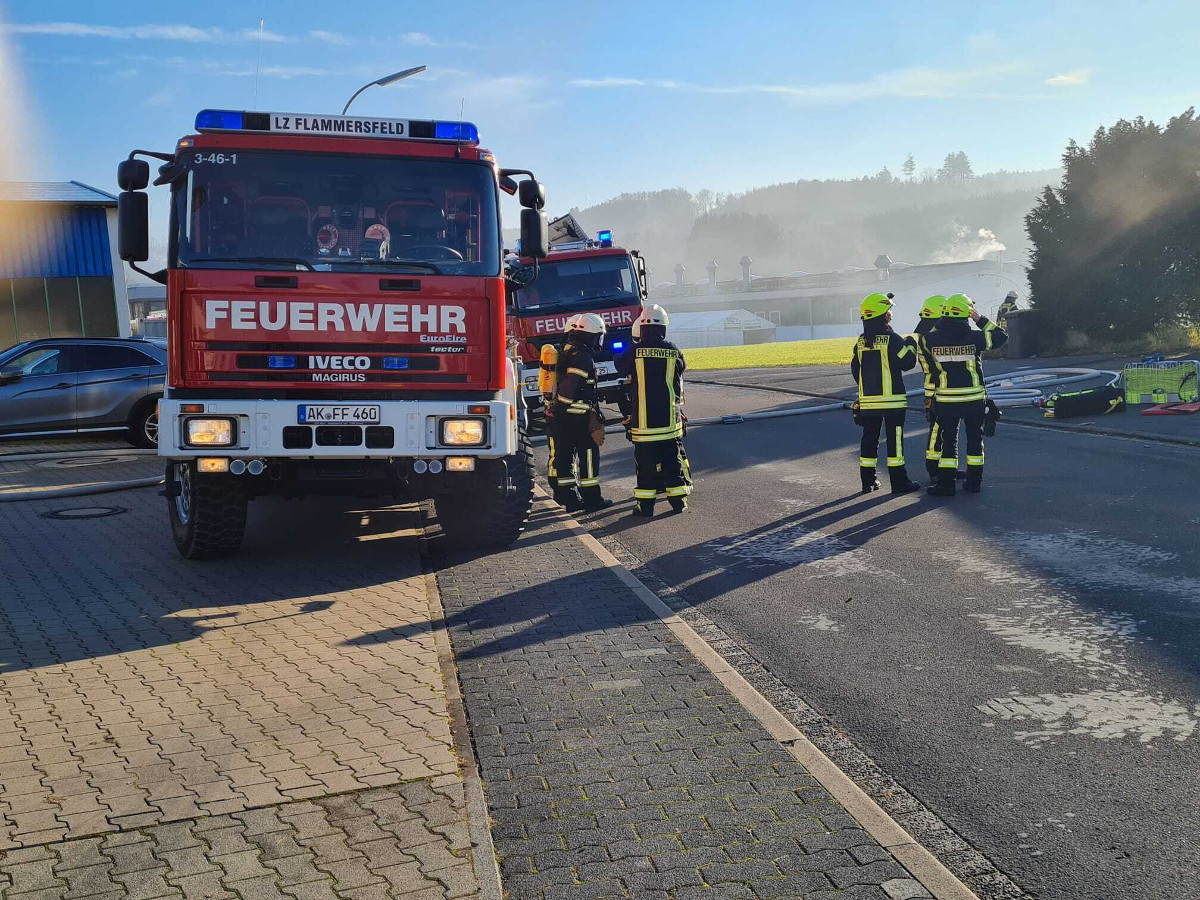 Die Lscharbeiten nach einer Explosion in einer Holzverarbeitungsfirma in Oberlahr dauern aktuell noch an. (Fotos: KK)