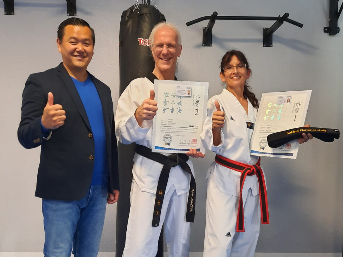 Taekwondo-Schwarzgurtprüfung erfolgreich bestanden. (Foto: Verein)