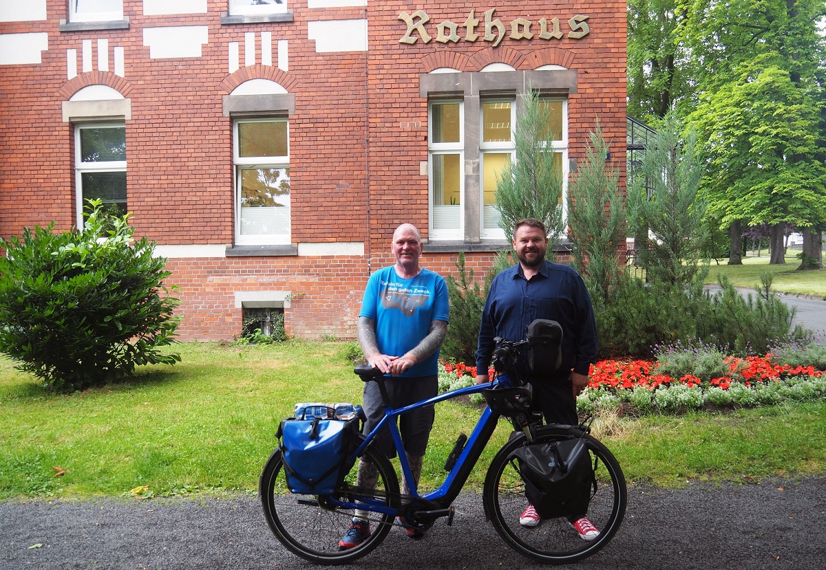 Spendenradler Oli Trelenberg wurde in Bendorf von Brgermeister Christoph Mohr empfangen. (Foto: Stadt Bendorf)