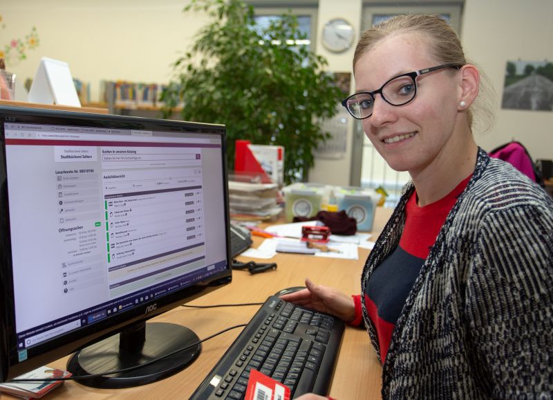 Bcherei-Nutzerin Martina Kraus lernt die Vorteile des Online-Katalogs schtzen. Foto: Eckhard Schneider