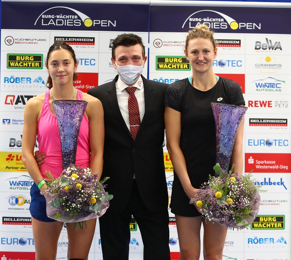 Mariam Bolkvadze und Samantha Murray Sharan, denen auch Turnierdirektor Razvan Mihai zum Turniersieg gratulierte, gewannen das Doppel-Endspiel in Altenkirchen. (Foto: Veranstalter)