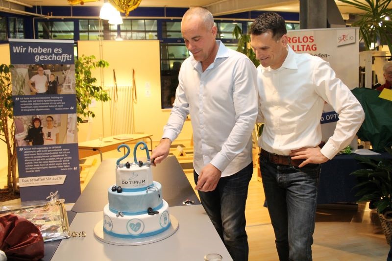 Guten Appetit: Christian Betzle (links) und Michael Henneberg schnitten die groe Geburtstagstorte eigenhndig an. (Foto Sportclub Optimum)