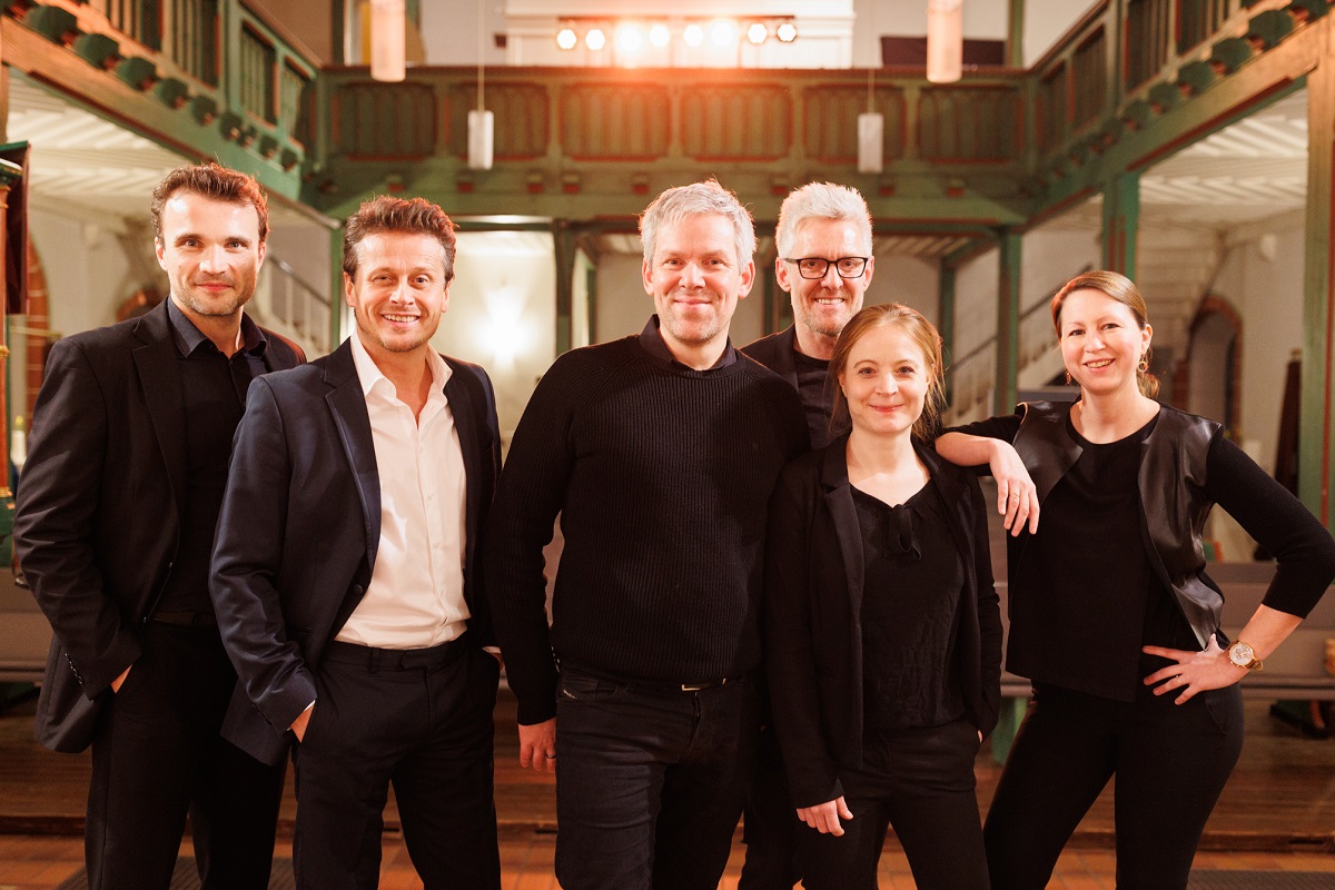 Das Ensemble OPUS 45 und der Schauspieler Roman Knika (2.v.li.) (Foto: Peter Bongard)
