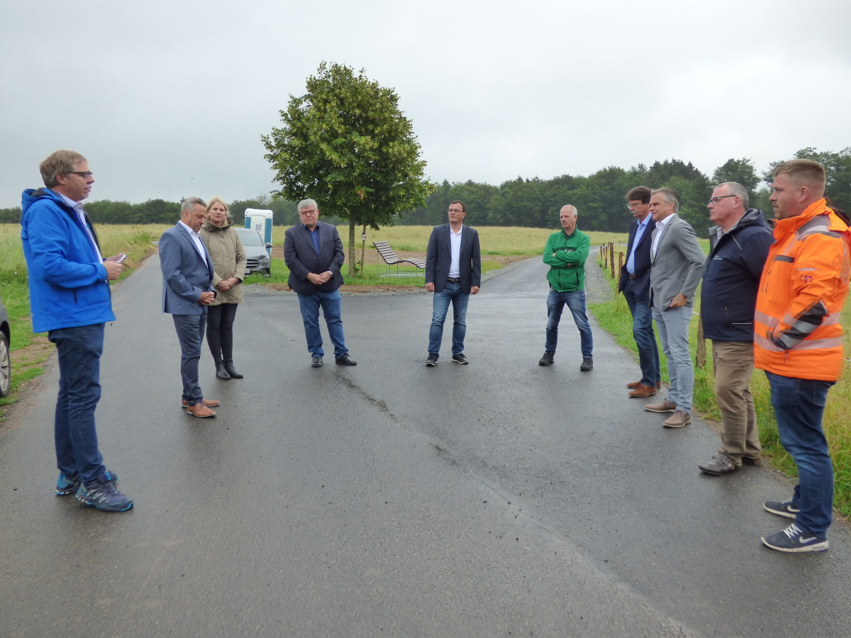 Vertreter der Kommunen, Behrden und ausfhrenden Firmen trafen sich zur Radweg-Freigabe. (Foto: red)